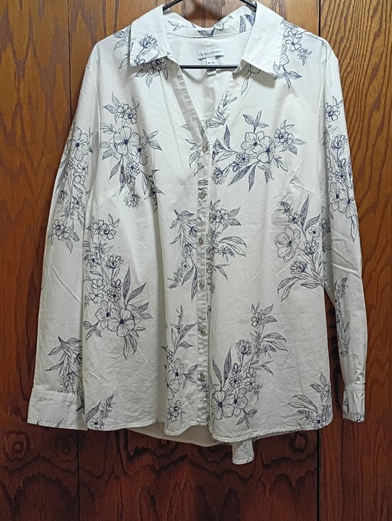 Canyon Retreat Tops - Canyon Retreat Light White / Navy Floral Button-Down Shirt - Contemporary Casual